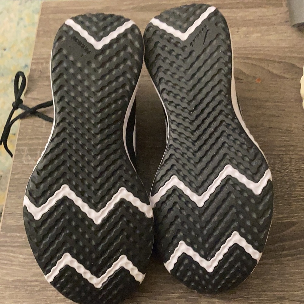 nike revolution white and black